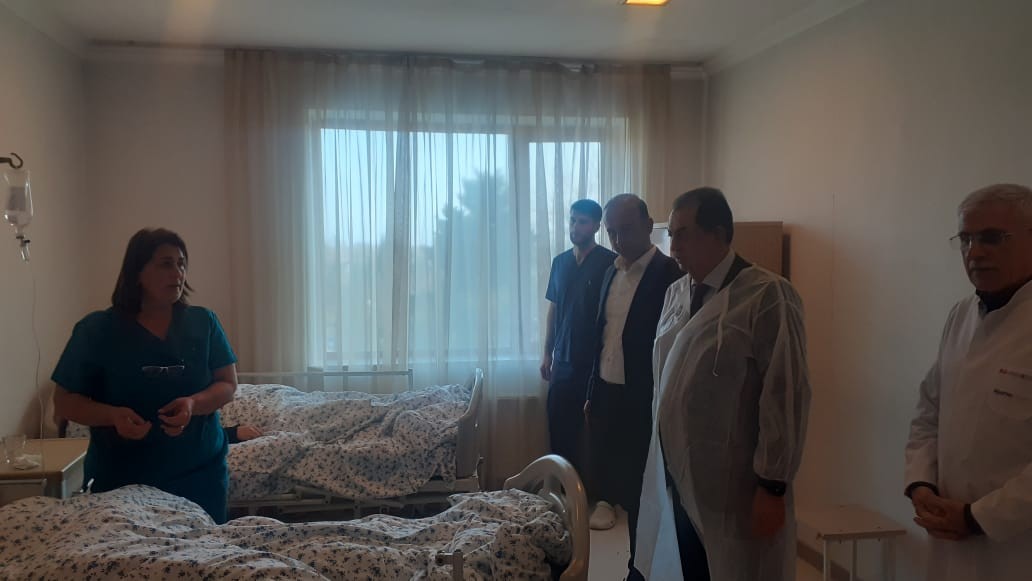 Taleh Qaraşov avtobusun aşması nəticəsində xəsarət alanlara baş çəkib - FOTO